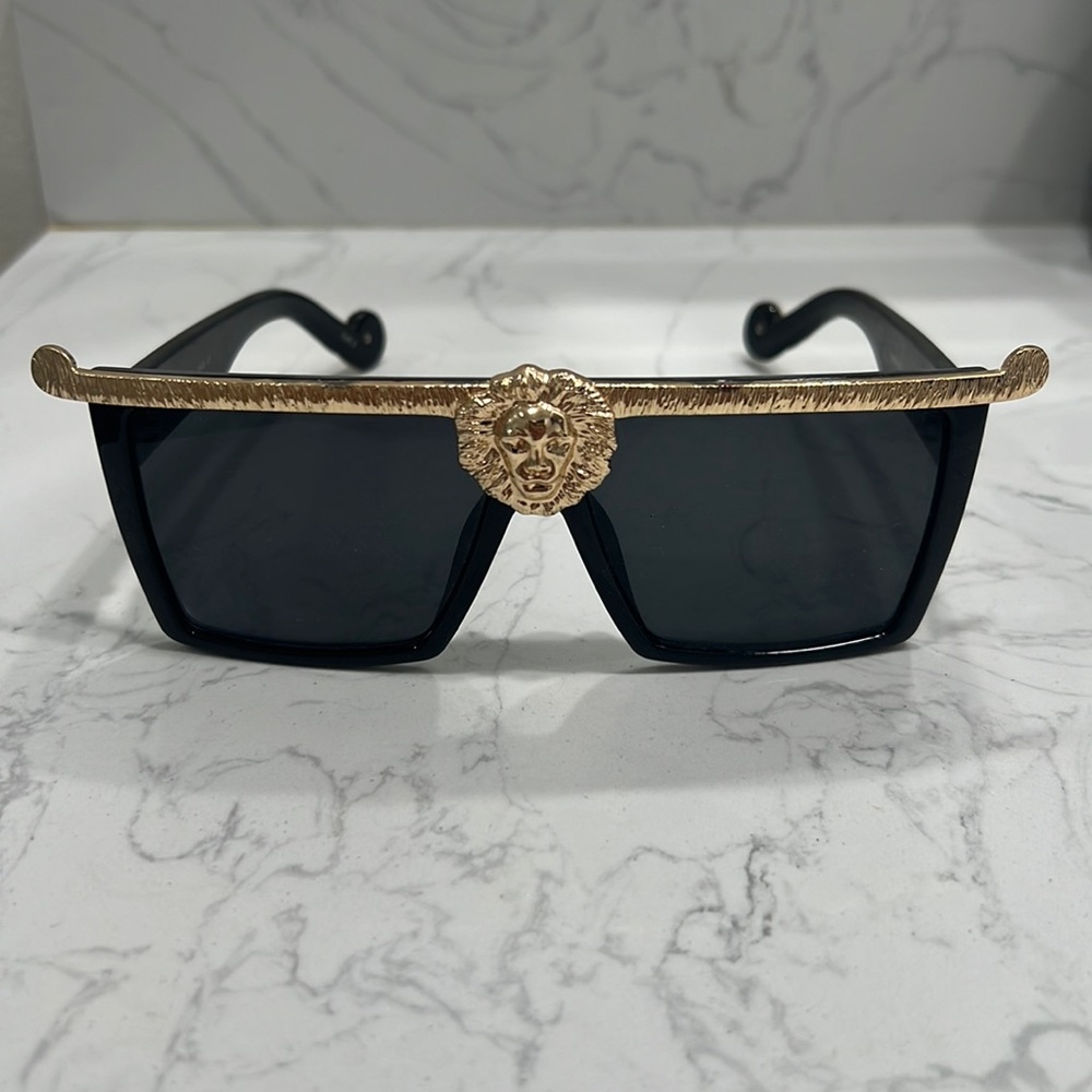 Versace style glasses worn by Helsinki in Casa de papel - Picture 1 of 4